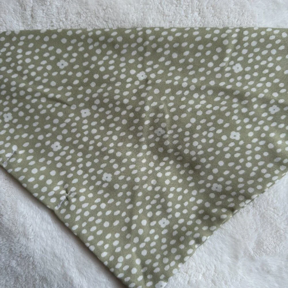 NWT Loic by Design Ditsy Daisy Floral Dog Bandana, Taupe + White, Size Medium